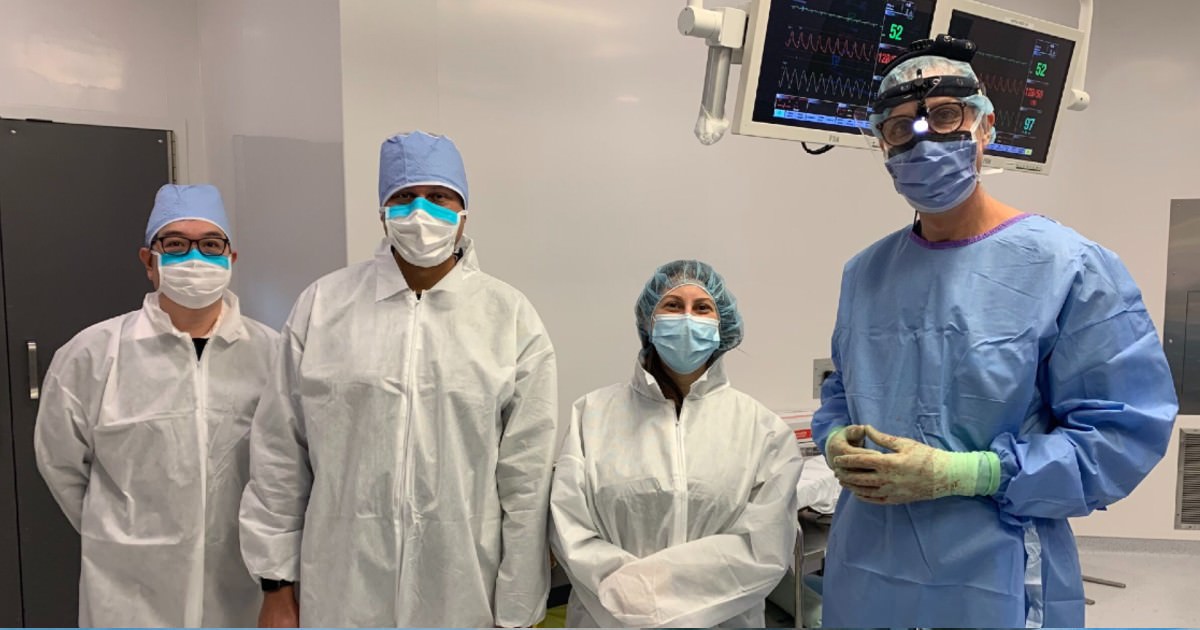 Fondateurs d’AssistIQ, dont Lisa Israelovitch, portant une tenue chirurgicale dans une salle d’opération au CHUM à Montréal, Canada